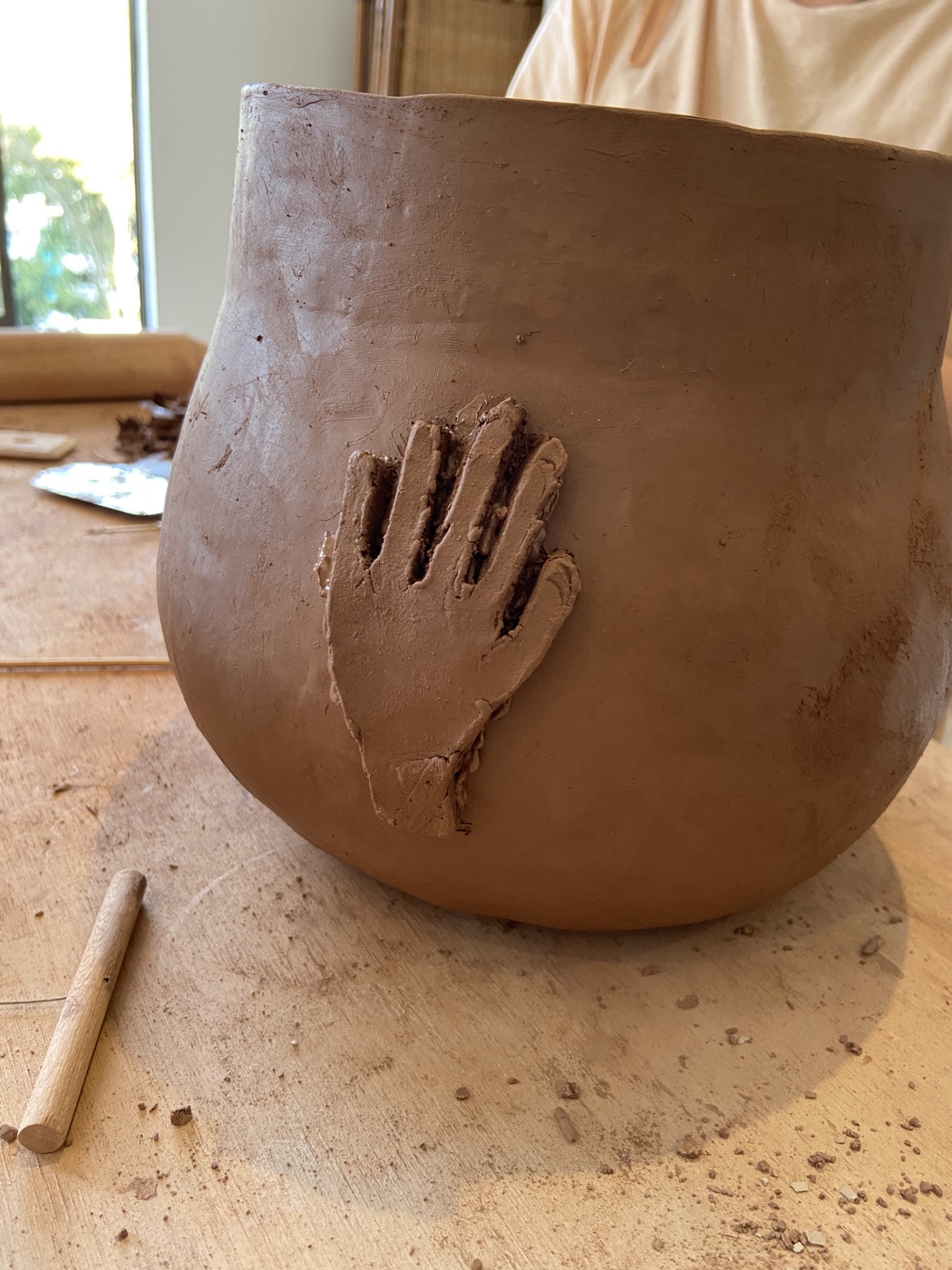 Vasija con una mano en relieve
